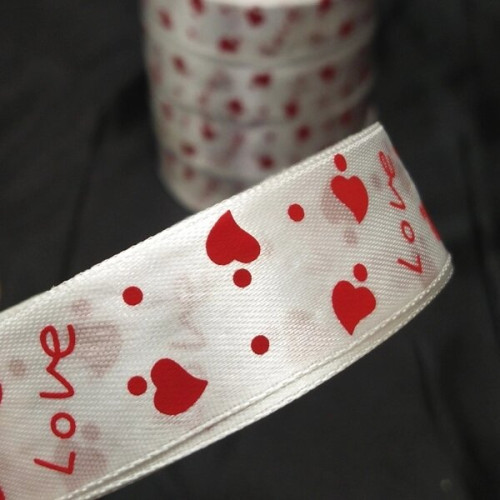 Атласна стрічка червона "Love" 2,5 см (23 м) "Sindtex" (АЛР2-004) Атласна стрічка червона "Love" 2,5 см (23 м) "Sindtex" (АЛР2-004)